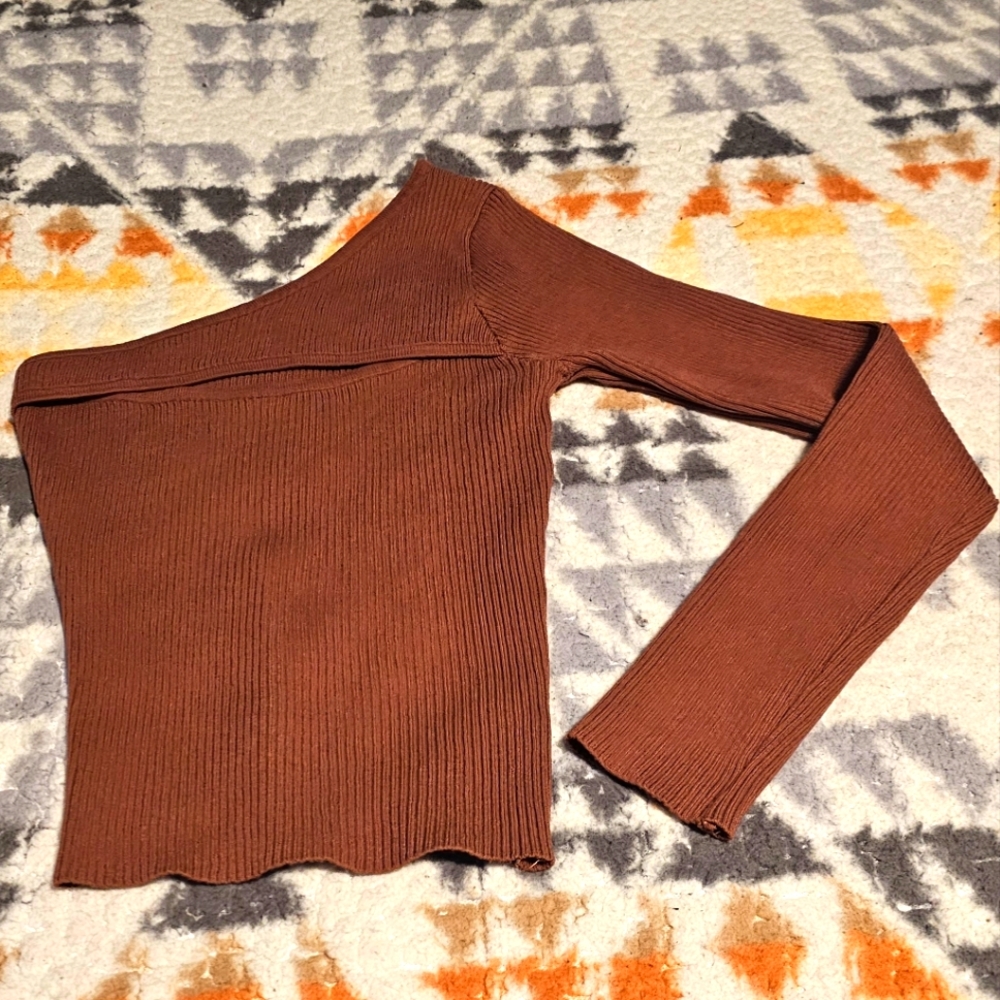PRIVY one arm knit top with peek-a-boo slit Sz Small. C26
